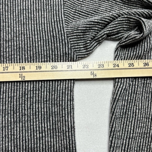 Time and‎ Tru Gray Womens Knit Sweater Top Long Sleeve Crop Size Medium - Picture 6 of 9